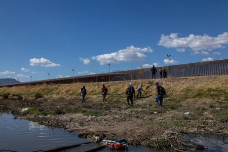 Foto de Migrantes cruzan el Río Grande para buscar asilo en Estados Unidos antes del fin del título 42 - Imagen libre de derechos