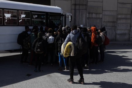 Foto de Cientos de migrantes llegan a la frontera diariamente para buscar asilo en Estados Unidos - Imagen libre de derechos