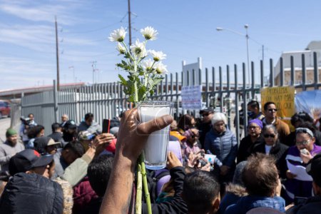 Foto de Cientos de migrantes venezolanos se reúnen fuera de la oficina de inmigración donde 38 migrantes perdieron la vida en un incendio - Imagen libre de derechos