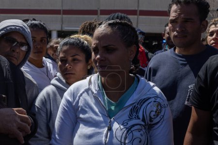 Foto de Cientos de migrantes venezolanos se reúnen fuera de la oficina de inmigración donde 38 migrantes perdieron la vida en un incendio - Imagen libre de derechos