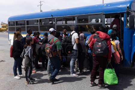 Foto de Cientos de migrantes llegan a la frontera diariamente para buscar asilo en Estados Unidos - Imagen libre de derechos