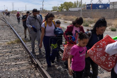 Téléchargez les photos : Des centaines de migrants voyagent à bord du train de marchandises "La Bestia" pour atteindre la frontière américaine dans l'intention de demander l'asile humanitaire - en image libre de droit