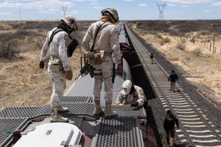 Foto de Oficiales de Inmigración y Guardia Nacional realizan operaciones en el tren 'La Bestia' para evitar que los migrantes viajen a bordo - Imagen libre de derechos