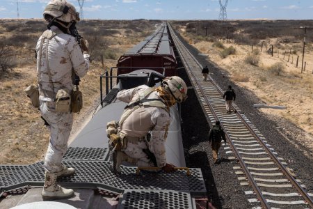Foto de Oficiales de Inmigración y Guardia Nacional realizan operaciones en el tren 'La Bestia' para evitar que los migrantes viajen a bordo - Imagen libre de derechos
