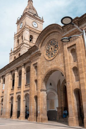 Foto de Antigua catedral con reloj en la ciudad de Cochamabamba - Imagen libre de derechos