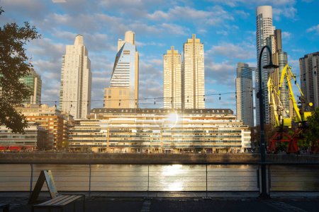 Foto de Rayos de sol en edificios de una ciudad con un río - Imagen libre de derechos