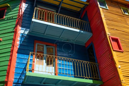 Foto de Paredes y ventanas de colores en la ciudad de Buenos Aires - Imagen libre de derechos