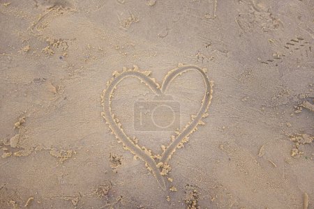 Foto de Corazón dibujado en la arena en la playa - Imagen libre de derechos