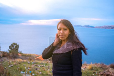Foto de Relaxed brunette latin woman on lake titicaca - Imagen libre de derechos