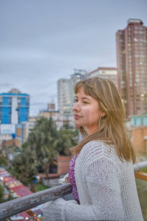 Foto de Mujer latina que reflexiona mirando al horizonte en la ciudad de La Paz - Imagen libre de derechos