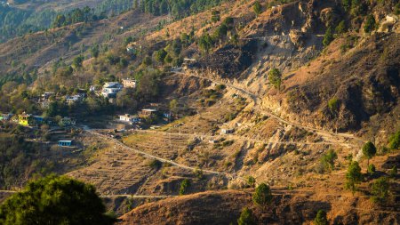 Paisaje aislado de pueblo de montaña Fotografía de Uttarakhand India