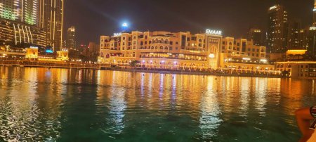 Téléchargez les photos : 21 novembre 2023, Dubaï, EAU. Belle vue sur le souk al bahar illuminé capturé au Dubai mall Boulevard, Burj park, Dubaï, EAU. - en image libre de droit