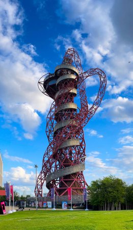 Téléchargez les photos : London, United Kingdom (UK) - 06 12 2022: London's Iconic Red Tower, the Arcelormittal Orbit in London Stradford near the Former Olympic Stadium - en image libre de droit
