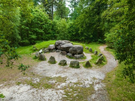 Antike Grabkammer Hunebed D49 im Wald, Sleen Drenthe