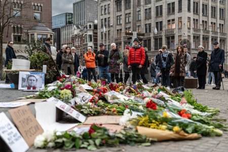 Foto de Ámsterdam, Países Bajos - 17 de febrero de 2024: La gente conmemora la muerte de Alexander Navalny con flores y velas en la plaza Dam, memorial público - Imagen libre de derechos