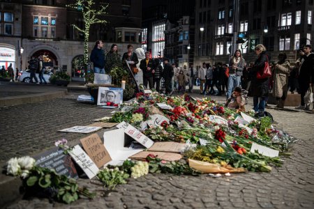 Foto de Ámsterdam, Países Bajos - 17 de febrero de 2024: Gran cantidad de flores en el Makeshift Memorial para el fallecido Alexei Navalny - Imagen libre de derechos