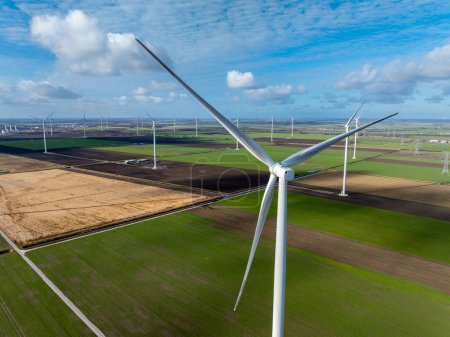 Turbina eólica grande blanca que genera energía verde sostenible para los hogares en las tierras de cultivo, de cerca