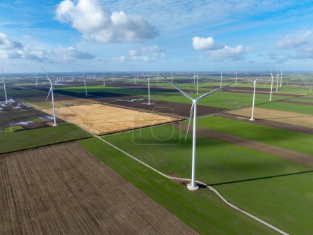 Großer Windpark mit Windrädern auf landwirtschaftlichen Flächen in den Niederlanden, Europa