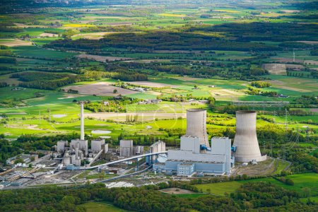 Kernkraftwerk abgeschaltet, große konische Kühltürme auf dem Land, Antenne