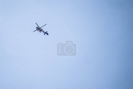 Téléchargez les photos : Amsterdam, Pays-Bas - 01 avril 2024 : Un hélicoptère de la police néerlandaise patrouille dans les airs pour détecter la criminalité - en image libre de droit