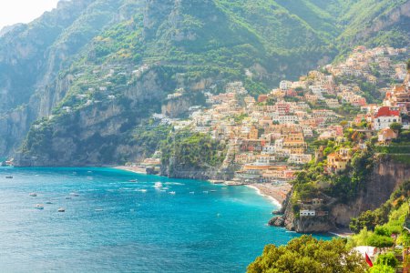 Schöne Aussicht auf Positano Stadt an der Amalfiküste in Kampanien, Italien mit Sandstrand und Mittelmeer. Beliebtes Sommerurlaubsziel
