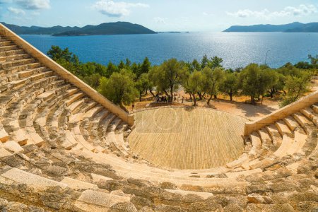 Antiphellos-Theater in der antiken Stadt Kas, Region Antalya, Türkei mit Mittelmeer bei schönem Wetter. Beliebtes Wahrzeichen und Reiseziel