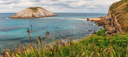 Téléchargez les photos : Vue panoramique de la plage de Playa de Covachos à Santander, Cantabrie, Espagne du Nord avec île rocheuse et flèche sablonneuse. Destination de voyage populaire sur les vacances - en image libre de droit