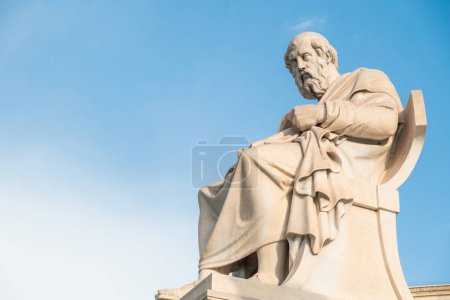 Foto de Estatua de Platón de la Academia de Atenas, Grecia contra el cielo azul. Destino popular griego y destino turístico. - Imagen libre de derechos