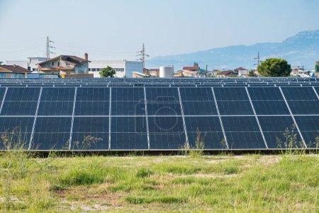 Paneles solares fotovoltaicos en granja solar utilizados para producir molino en un molino de harina en Tirana, Albania. Energía sostenible, generación de energía eléctrica, descarbonización, energía verde renovable. Ecología y