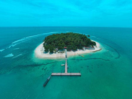 schöne Luftaufnahme der Insel Angso Duo, Pariaman City