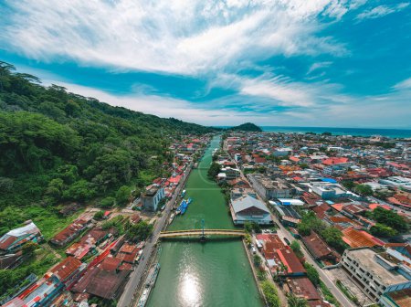 Téléchargez les photos : Photo Aérienne de la Rivière Batang Arau à Padang City, Sumatra Ouest, Indonésie - en image libre de droit