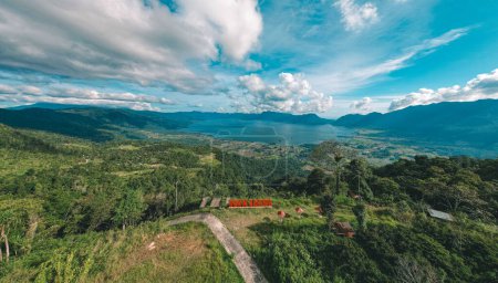 Foto de Bukik Sakura es un lugar turístico natural. Los visitantes pueden ver el panorama del lago Maninjau en Agam Regency, provincia de Sumatra Occidental - Imagen libre de derechos