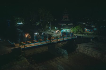 Foto de El Puente Arco Iris o Puente Surau Lamo es uno de los 10 ganadores del Concurso de Promoción de Aldeas Turísticas del Archipiélago 2022 - Imagen libre de derechos