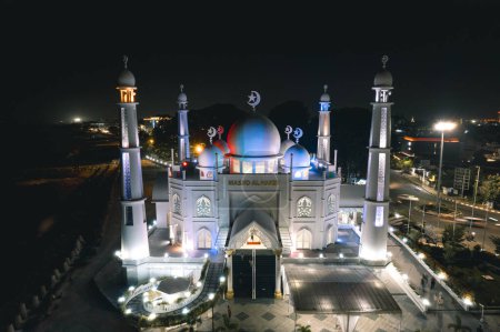 Téléchargez les photos : Vue Aérienne Nuit La Mosquée Al-Hakim Padang est une mosquée de style Taj Mahal sur les rives de la plage de Padang, ville de Padang, Sumatra Ouest, Indonésie. - en image libre de droit