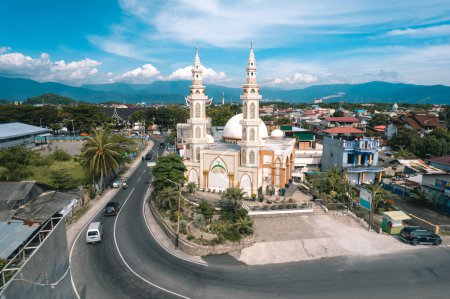 Foto de Vista aérea La Mezquita Grand Mujahidin que se encuentra frente a la playa de Taplau y tiene una buena vista del mar. su ubicación en Jalan Ir H Juanda no 79, Flamboyan Baru, Padang District, Padang City. - Imagen libre de derechos