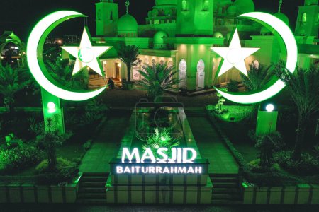 Téléchargez les photos : La vue de la mosquée baiturrahmah dans la ville de Padang la nuit - en image libre de droit