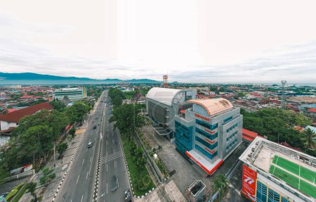 Foto de Padang, Indonesia - 4 de agosto de 2022: Edificio Telkomsel en Jalan Khatib Sulaiman - Imagen libre de derechos