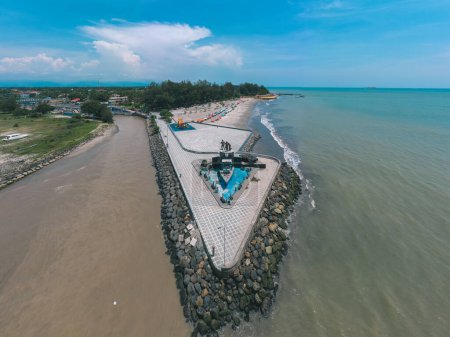 Téléchargez les photos : Vue Aérienne Monument à La Lutte De La Marine Indonésienne (MARINIR) Gandoriah Pariaman Beach - en image libre de droit