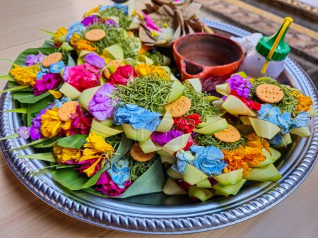 Canang hecho de hojas de palma, flores y alimentos, tradicional oferta hindú Bali