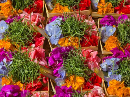 Canang aus Palmblättern, Blumen und Nahrungsmitteln, traditionelles hinduistisches Bali-Angebot