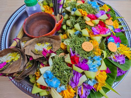 Canang hecho de hojas de palma, flores y alimentos, tradicional oferta hindú Bali