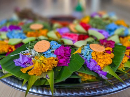 Canang fait de feuilles de palmier, de fleurs et de denrées alimentaires, offre traditionnelle hindoue de Bali