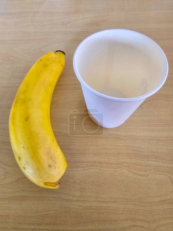  plátano amarillo y taza blanca
