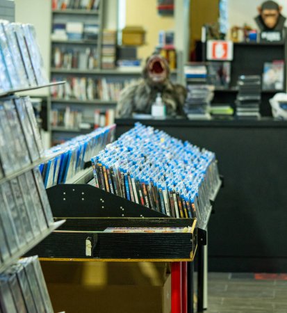 Foto de Estantes de una tienda de películas para coleccionistas de DVD y películas borrosas - Imagen libre de derechos