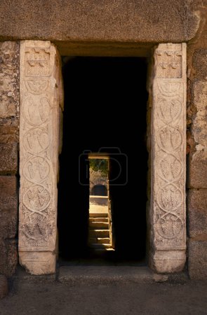Téléchargez les photos : Porte d'entrée avec colonnes de marbre décorées de motifs floraux à la citerne romaine dans l'Alcazaba arabe de Meida, Estrémadure. Espagne. - en image libre de droit