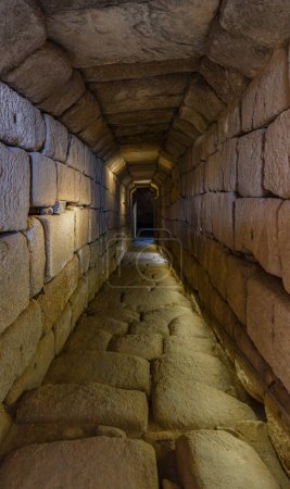 Téléchargez les photos : Hall avec escaliers en blocs de pierre et plafond voûté menant à la citerne romaine dans l'Alcazaba mauresque Alcazaba. Merida, Estrémadure. Espagne. - en image libre de droit