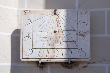 Téléchargez les photos : Cadran solaire médiéval en pierre de marbre avec des chiffres sculptés et gravés de l'église de San Francisco de Evora au Portugal. - en image libre de droit