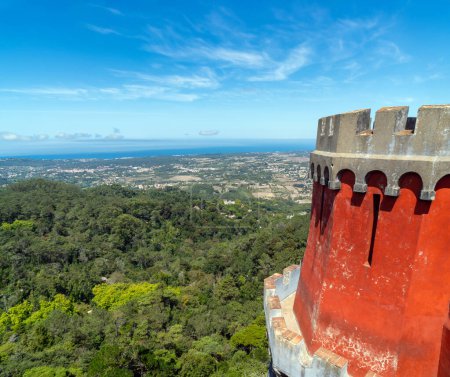 Vue panoramique aérienne de la chaîne de montagnes Sintra et de l'océan Atlantique depuis les murs défensifs rouges et la tour du palais de Pena. Portugal.