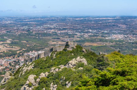 Panorama-Luftaufnahme vom Pena-Palast der arabischen Burg, die von den Mauren erbaut, von den Wikingern aufgenommen und vom König von Portugal erobert wurde. In Sintra, Portugal. Castelo dos Mouros