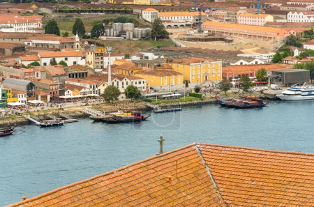 Foto de Vista aérea del río Duero y el paseo marítimo de Oporto con las Rabelas, barcos clásicos para rutas turísticas de los 6 puentes y la estación de teleférico de Gaia a la derecha. - Imagen libre de derechos